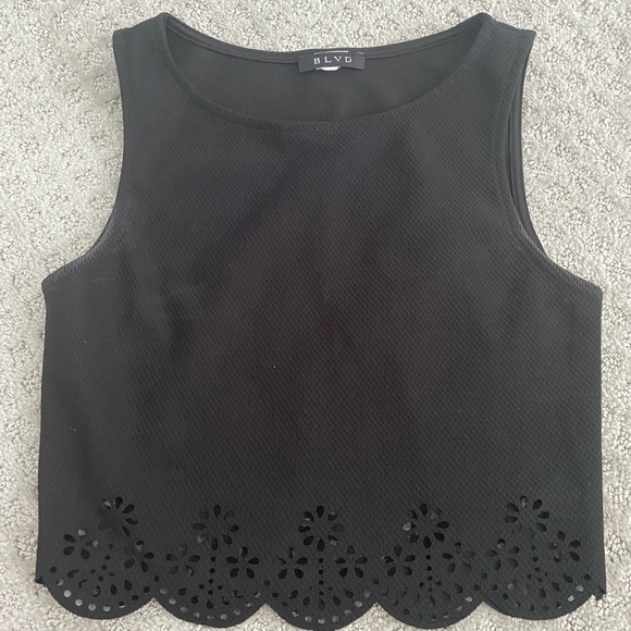 Cropped tank w scalloped bottom - Picture 1 of 1